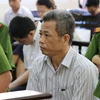 Bị cáo Nguyễn Hồng Khanh, nguyên Bí thư Thị xã Bến Cát tại phiên xét xử. (Ảnh: Nguyễn Văn Việt/TTXVN)