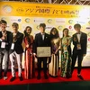 Đoàn học sinh Hà Nội nhận giải Phim xuất sắc tại Lễ trao giải. (Ảnh: TTXVN phát)