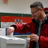 Cử tri bỏ phiếu trong cuộc bầu cử Tổng thống tại điểm bầu cử ở Zagreb, Croatia, ngày 22/12/2019. (Ảnh: AFP/ TTXVN)