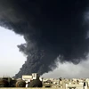 Khói bốc lên từ nhà máy lọc dầu ở Homs sau một vụ nổ lớn. (Ảnh minh họa: AFP/TTXVN)