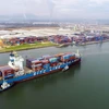 Tàu 22.000 tấn vào bốc xếp hàng hóa tại cảng Chu Lai. (Ảnh: TTXVN)