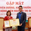 Đại diện Tỉnh đoàn Bắc Giang trao tặng bằng khen cho vận động viên Nguyễn Thị Oanh. (Ảnh: Đồng Thúy/TTXVN)