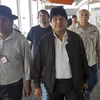 Cựu Tổng thống Bolivia Evo Morales (giữa) tới sân bay Ezeiza ở Buenos Aires, Argentina, ngày 12/12/2019. (Ảnh: AFP/ TTXVN)