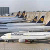 Máy bay của hãng hàng không Lufthansa tại sân bay ở Frankfurt am Main, mien tây nước Đức. (Ảnh: AFP/ TTXVN)