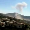 Khói bốc lên từ hiện trường vụ nổ tại cuộc diễu binh ở tỉnh Al-Dhalea, Tây Nam Yemen ngày 29/12/2019. (Ảnh: Aljazeera/TTXVN)