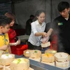 Đông đảo thực khách đến tham quan và thưởng thức món bánh bao xá xíu tại Lễ hội. (Ảnh: Thanh Vũ/TTXVN)