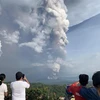 Núi lửa Taal nhả khói và phun tro bụi ngày 12/1/2020. (Ảnh: AFP/TTXVN)