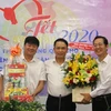Tổng Giám đốc Thông Tấn xã Việt Nam Nguyễn Đức Lợi trao quà Tết cho đại diện Công ty Itaxa. (Ảnh: Thanh Vũ/TTXVN)