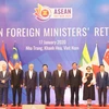 Phó Thủ tướng, Bộ trưởng Bộ Ngoại giao Phạm Bình Minh và các đại biểu chụp ảnh chung. (Ảnh: Tiên Minh/TTXVN)