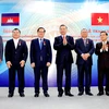 Đại tướng Tô Lâm, Bộ trưởng Bộ Công an Việt Nam trao Huân trương hữu nghị cho các cá nhân Bộ Nội vụ Vương quốc Campuchia. (Ảnh: TTXVN phát)