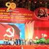 Lãnh đạo tỉnh Khánh Hòa trao huy hiệu 60 năm và 70 năm tuổi Đảng cho 10 đảng viên lão thành. (Ảnh: Nguyễn Dũng/TTXVN)