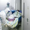 Chuyển bệnh nhân nhiễm chủng virus corona mới vào phòng chăm sóc đặc biệt tại bệnh viện Zhongnan, thành phố Vũ Hán, tỉnh Hồ Bắc, Trung Quốc ngày 24/1/2020. (Ảnh: THX/TTXVN)