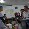 Thứ trưởng Bộ Y tế Nguyễn Trường Sơn đến kiểm tra công tác chuẩn bị phòng chống dịch bệnh nCov tại bệnh viện Đà Nẵng. (Ảnh: Văn Dũng/TTXVN)
