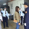 Đo nhiệt độ cho công nhân trước khi vào làm việc tại Công ty TNHH sản xuất hàng may mặc Việt Nam (TAL), khu công nghiệp Bá Thiện 2 (huyện Bình Xuyên). (Ảnh: Hoàng Hùng/TTXVN)