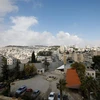 Bức tường ngăn cách khu vực Đông Jerusalem (trái) và ngôi làng Abu Dis của người Palestine. (Ảnh: AFP/ TTXVN)