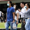 Người dân Singapore đeo khẩu trang phòng dịch viêm đường hô hấp cấp do virus COVID-19 tại quận Raffles, Singapore ngày 5/2/2020. (Ảnh: AFP/TTXVN)