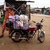 Người dân vận chuyển hàng hóa tại khu vực biên giới Owode ở Badagry, Nigeria, ngày 6/9/2019. (Ảnh: AFP/ TTXVN)