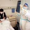 Nhân viên y tế điều trị cho bệnh nhân nhiễm COVID-19 tại bệnh viện ở Vũ Hán, tỉnh Hồ Bắc, Trung Quốc, ngày 18/2/2020. (Ảnh: THX/ TTXVN)