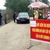 Một chốt kiểm soát tại một lối vào của xã Sơn Lôi, huyện Bình Xuyên. (Ảnh: Hoàng Hùng/TTXVN)