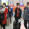 Hành khách sử dụng khẩu trang phòng chống dịch bệnh khi tham gia các phương tiện công cộng tại sân bay quốc tế Nội Bài (ảnh chụp sáng 14/2/2020). (Ảnh: Nhật Anh/TTXVN)