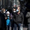 Người dân đeo khẩu trang để phòng tránh lây nhiễm COVID-19 tại Tehran, Iran, ngày 23/2/2020. (Ảnh: THX/ TTXVN)
