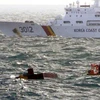 Lực lượng bảo vệ bờ biển Hàn Quốc (KCG) tìm kiếm nạn nhân trong vụ cháy tàu cá có thuyền viên Việt Nam tại khu vực gần đảo Jeju (Hàn Quốc) ngày 20/11/2019. (Ảnh: YONHAP/TTXVN)
