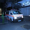 Lực lượng y tế tại khu vực phong tỏa trên phố Trúc Bạch, nơi ở của bệnh nhân COVID-19 đầu tiên của Hà Nội (Ảnh chụp lúc 23h45, ngày 6/3/2020). (Ảnh: Lâm Khánh/TTXVN)