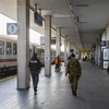 Cảnh sát và binh sỹ Italy tuần tra tại nhà ga đường sắt ở Rimini trong bối cảnh quốc gia này áp dụng lệnh phong tỏa trên toàn quốc nhằm ngăn chặn dịch COVID-19, ngày 8/3/2020. (Ảnh: AFP/TTXVN)