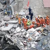 Nhân viên cứu hộ nỗ lực tìm kiếm các nạn nhân trong vụ sập khách sạn ở Tuyền Châu, tỉnh Phúc Kiến, Trung Quốc, ngày 8/3. (Ảnh: THX/TTXVN)