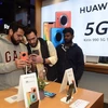 Khách hàng trải nghiệm điện thoại di động 5G của Huawei, ngày 16/1/2020. (Ảnh: THX/ TTXVN)