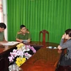 Chị L.T.K.X nhận quyết định xử phạt tại cơ quan Công an huyện Kiên Lương. (Ảnh: TTXVN phát)