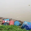 Điều tra vụ đổ trộm nhiều thùng nghi chứa hóa chất xuống sông Hồng
