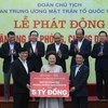 Thủ tướng Nguyễn Xuân Phúc cùng các đại biểu chứng kiến các tổ chức và cá nhân quyên góp ủng hộ công tác phòng, chống dịch COVID-19. (Ảnh: Thống Nhất/TTXVN)