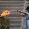 Diễn viên Hy Lạp Xanthi Georgiou trong trang phục nữ tư tế tối cao thắp ngọn đuốc Olympic trong lễ trao đuốc cho Nhật Bản tại Athens, Hy Lạp, ngày 19/3/2020. (Ảnh: AFP/TTXVN)