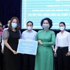 Đại diện Tập đoàn Vạn Thịnh Phát (trái) trao tượng trưng số tiền ủng hộ cho Ủy ban Mặt trận Tổ quốc Việt Nam trong lễ phát động ủng hộ công tác phòng, chống dịch COVID-19 và ủng hộ đồng bào bị hạn hán, xâm nhập mặn. (Ảnh: TTXVN)