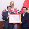 Phó Thủ tướng, Bộ trưởng Bộ Ngoại giao Phạm Bình Minh trao Huân chương Hữu nghị tặng Đại sứ Nhật Bản Kunio Umeda. (Ảnh: Lâm Khánh/TTXVN)