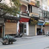 Từ sáng 24/3/2020, nhiều hộ kinh doanh trong khu vực phố cổ thuộc địa bàn quận Hoàn Kiếm đã đóng cửa, ngừng kinh doanh để hạn chế tập trung đông người. (Ảnh: Thanh Tùng/TTXVN)