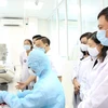 Lãnh đạo tỉnh Hà Tĩnh, Sở Y tế Hà Tĩnh kiểm tra phòng xét nghiệm. (Ảnh: Hoàng Ngà/TTXVN)