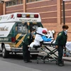 Nhân viên y tế chuyển bệnh nhân tới phòng cấp cứu của Trung tâm y tế Wyckoff ở Brooklyn, New York, Mỹ, ngày 2/4/2020. (Ảnh: AFP/TTXVN)