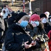 Người dân đeo khẩu trang phòng lây nhiễm COVID-19 tại Kiev, Ukraine, ngày 23/3/2020. (Ảnh: AFP/TTXVN)