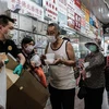 Người dân đeo khẩu trang phòng lây nhiễm COVID-19 tại Hong Kong, Trung Quốc, ngày 27/3/2020. (Ảnh: AFP/TTXVN)