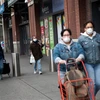 Người dân đeo khẩu trang nhằm ngăn chặn sự lây lan của dịch COVID-19 tại New York, Mỹ ngày 3/4/2020. (Ảnh: THX/TTXVN)