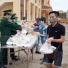 Những suất cơm được cán bộ chiến sỹ biên phòng Quảng Bình chuẩn bị tươm tất, chu đáo để trao cho công dân ăn trước khi lên xe về nhà. (Ảnh: Võ Dung -TTXVN)