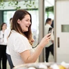 Khách hàng trải nghiệm một mẫu điện thoại thông minh của Samsung tại Sydney, Australia ngày 18/2/2020. (Ảnh: Yonhap/ TTXVN)