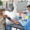Nhân viên y tế lấy mẫu xét nghiệm COVID-19 tại khu nhà tập thể Toh Guan ở Singapore, ngày 8/4/2020. (Ảnh: THX/TTXVN)