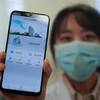 Nhân viên y tế bệnh viện ở Nam Kinh, tỉnh Giang Tô (Trung Quốc) giới thiệu trang mạng tư vấn trực tuyến sơ bộ về virus corona chủng mới (COVID-19). (Ảnh: THX/TTXVN)