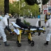 Nhân viên y tế chuyển bệnh nhân mắc COVID-19 tại Madrid, Tây Ban Nha ngày 11/4/2020. (Ảnh: AFP/TTXVN)