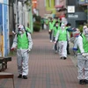 Nhân viên y tế phun khử trùng đường phố nhằm ngăn chặn sự lây lan của dịch COVID-19 tại Daegu, Hàn Quốc ngày 11/4/2020. (Ảnh: Yonhap/TTXVN)
