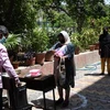 Tình nguyện viên phát thực phẩm miễn phí cho người dân trong thời điểm dịch COVID-19 bùng phát tại New Delhi, Ấn Độ ngày 6/4/2020. (Ảnh: THX/TTXVN)