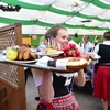 Các món ăn truyền thống Bavaria được giới thiệu tại lễ hội bia Oktoberfest ở Munich, Đức, ngày 21/9/2019. (Ảnh: THX/ TTXVN)